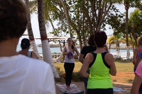 mujeres haciendo yoga