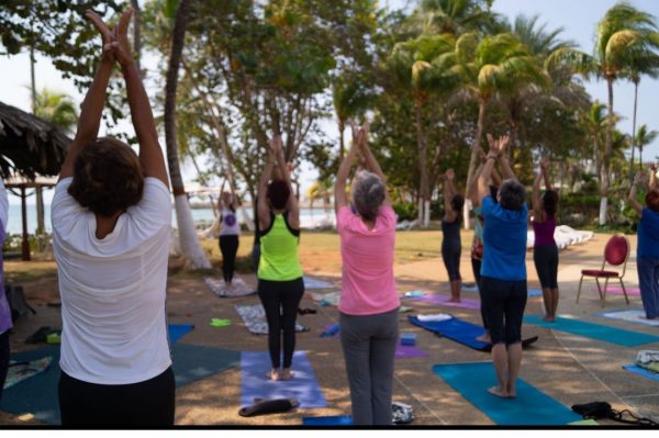 mujeres haciendo yoga