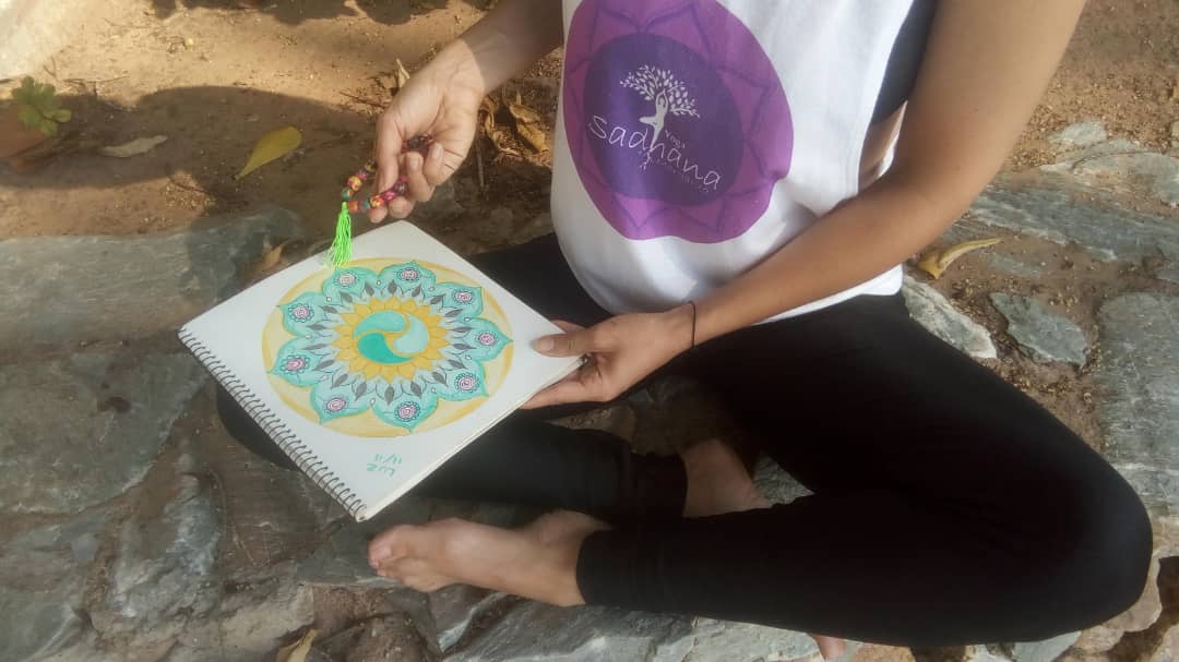 mujer viendo un mandala