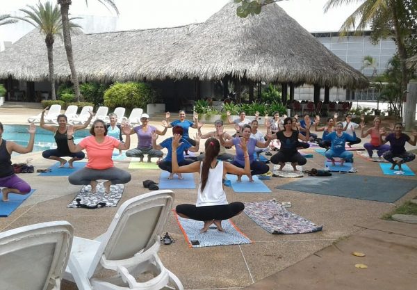 mujeres haciendo yoga