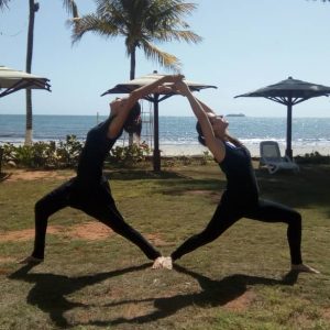 mujeres haciendo yoga