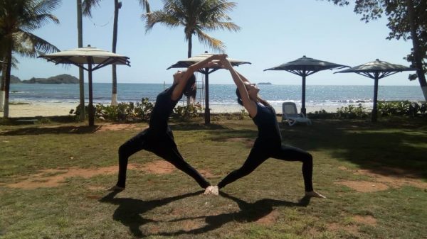 mujeres haciendo yoga