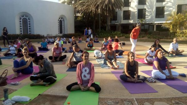 mujeres haciendo yoga