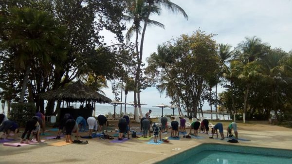 mujeres haciendo yoga