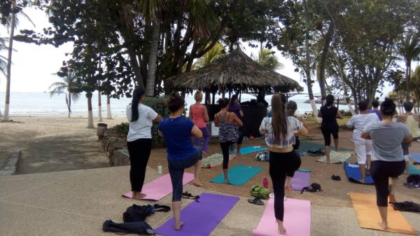 mujeres haciendo yoga