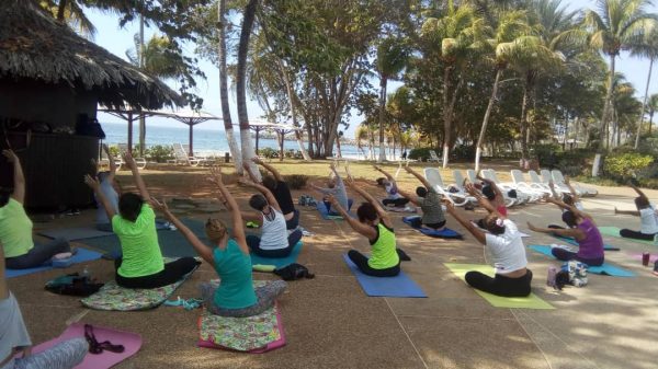 mujeres haciendo yoga