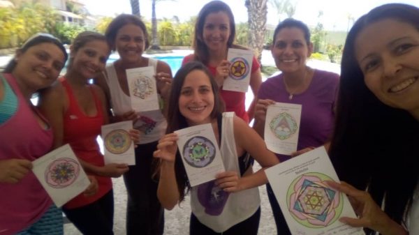 mujeres haciendo yoga