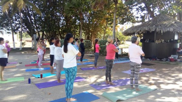 mujeres haciendo yoga